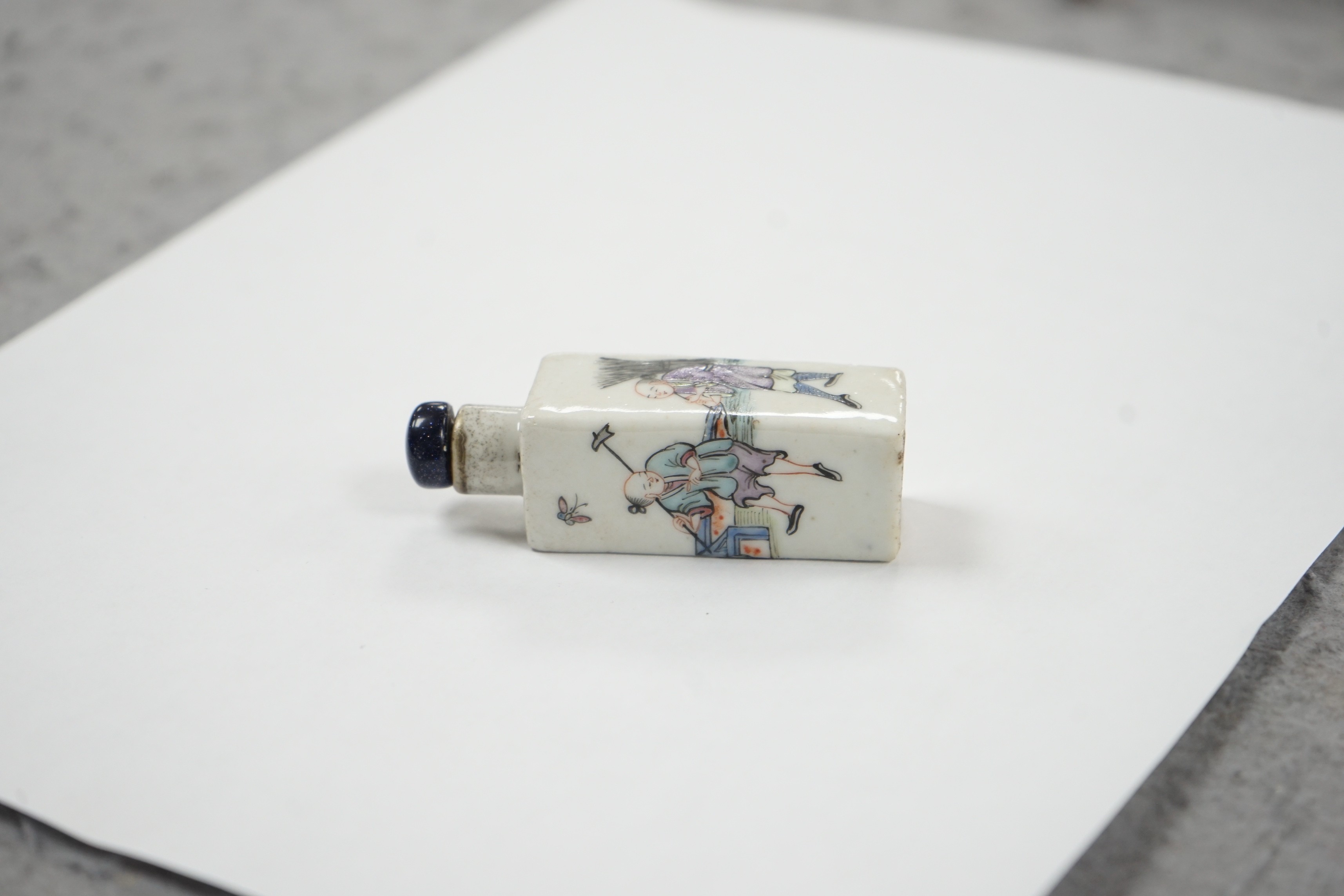 A Chinese square famille rose snuff bottle, Tongzhi mark, late 19th century, 6.4cm high